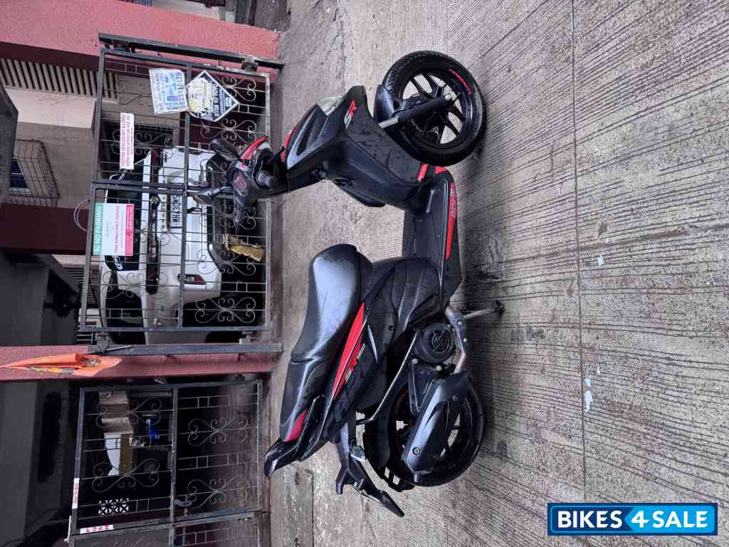Matt Black Aprilia SR 160 Carbon ABS