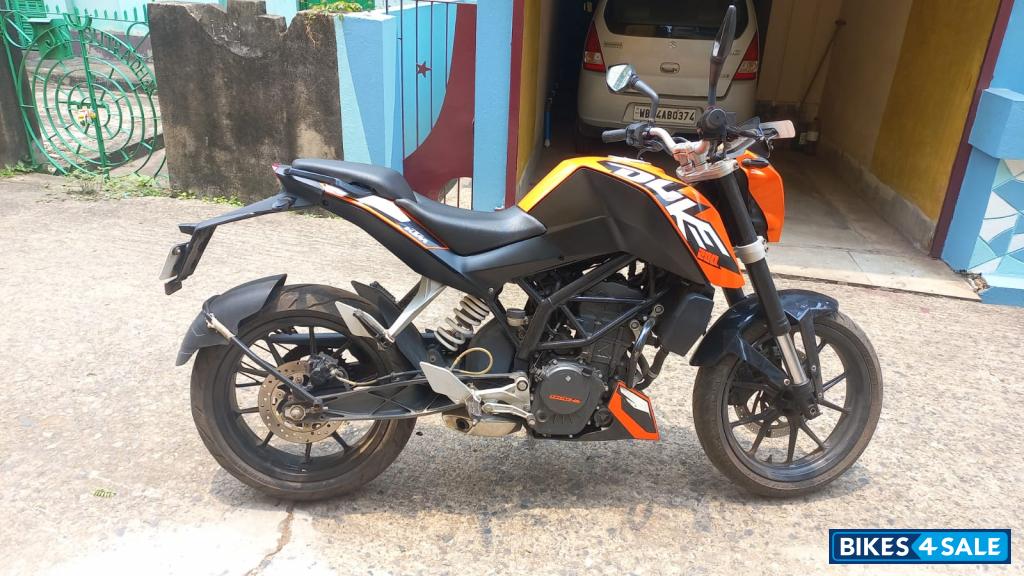 Orange KTM Duke 200