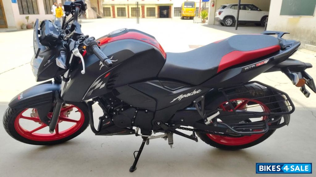 Black TVS Apache RTR 160 4V