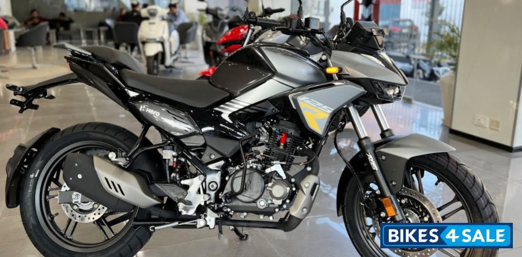 Black Matshdow Grey Hero Xtreme 125R