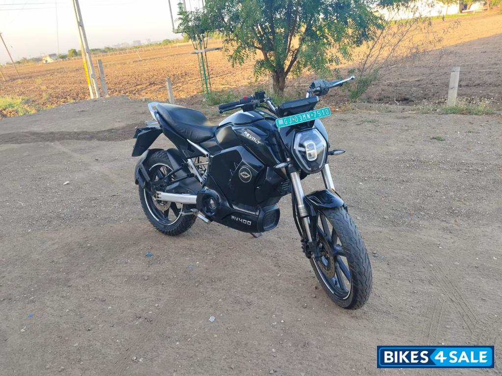Black Revolt RV 400