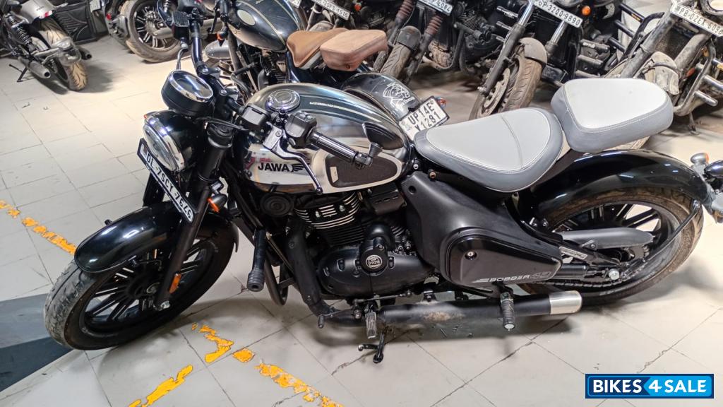 Jawa 42 Bobber Black Mirror