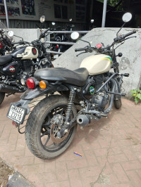 Rio White Royal Enfield Hunter 350 2025