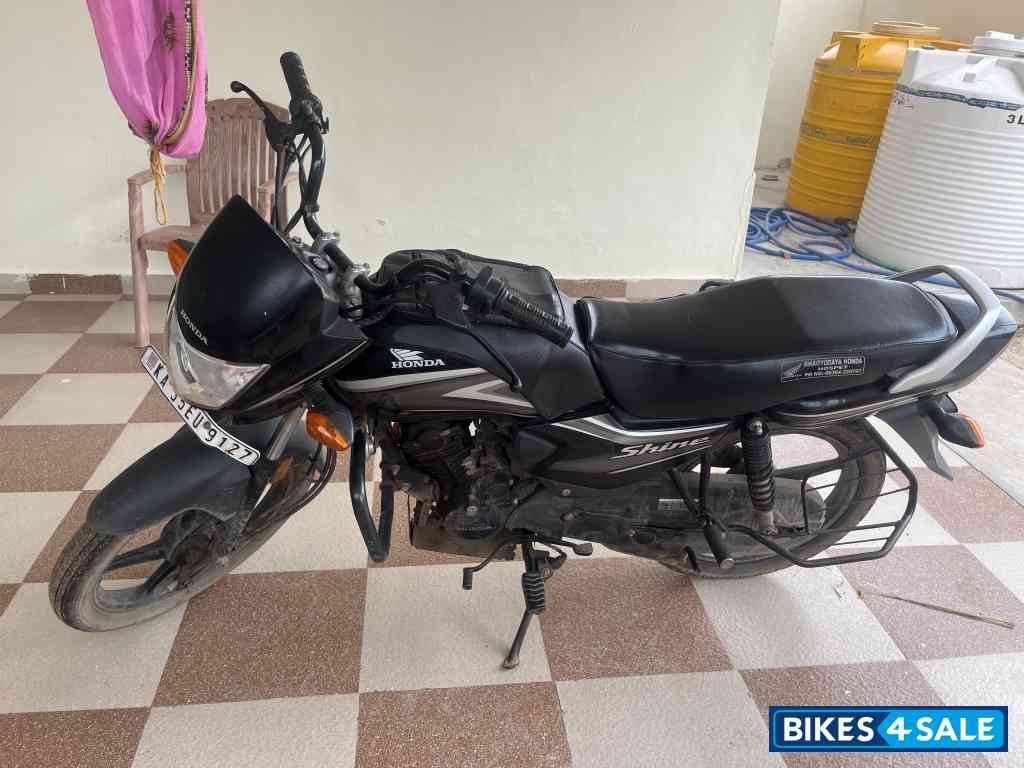 Black Honda Shine 100