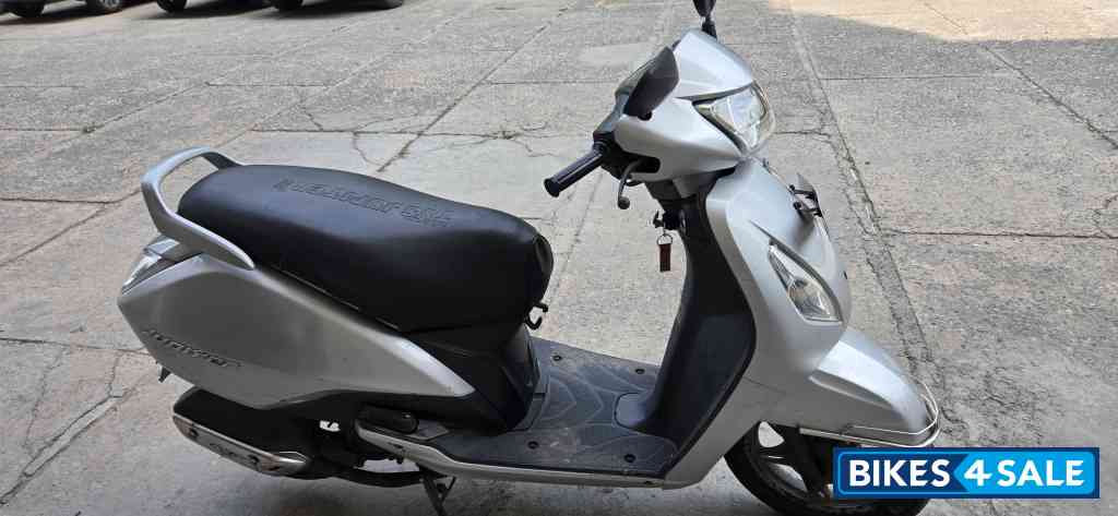 S Silver TVS Jupiter