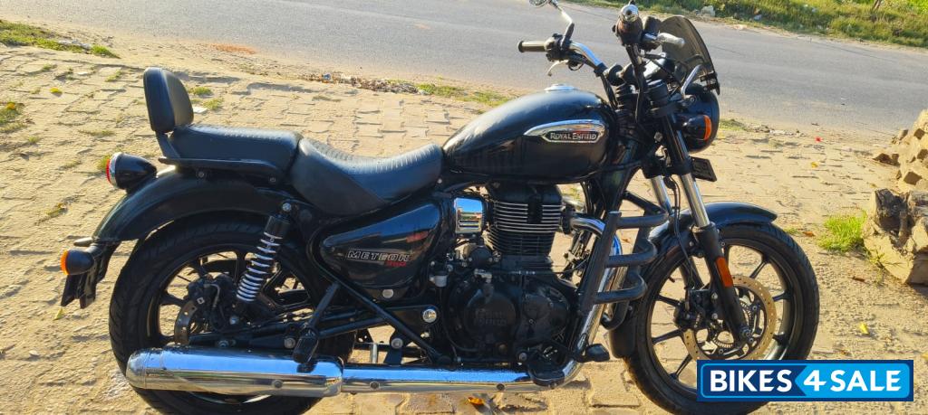 Black Royal Enfield Meteor 350