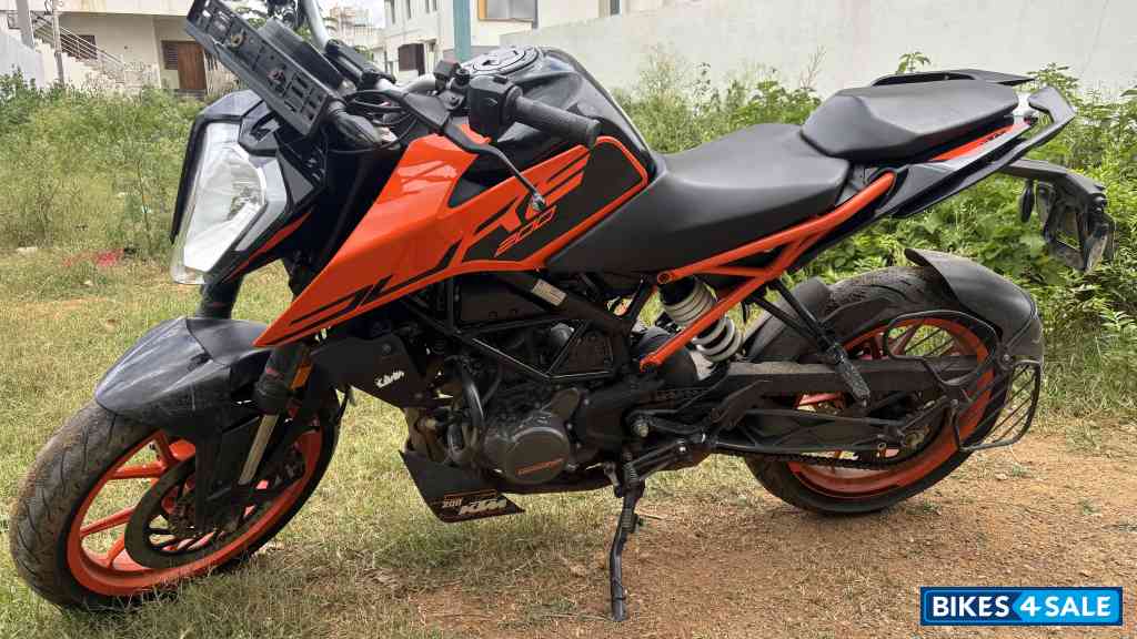 Orange KTM Duke 200 ABS
