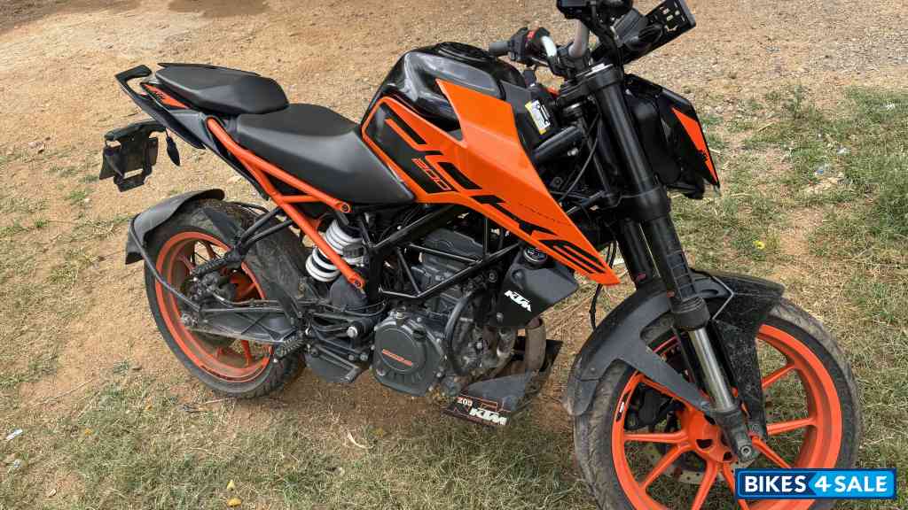 Orange KTM Duke 200 ABS Orange KTM Duke 200 ABS