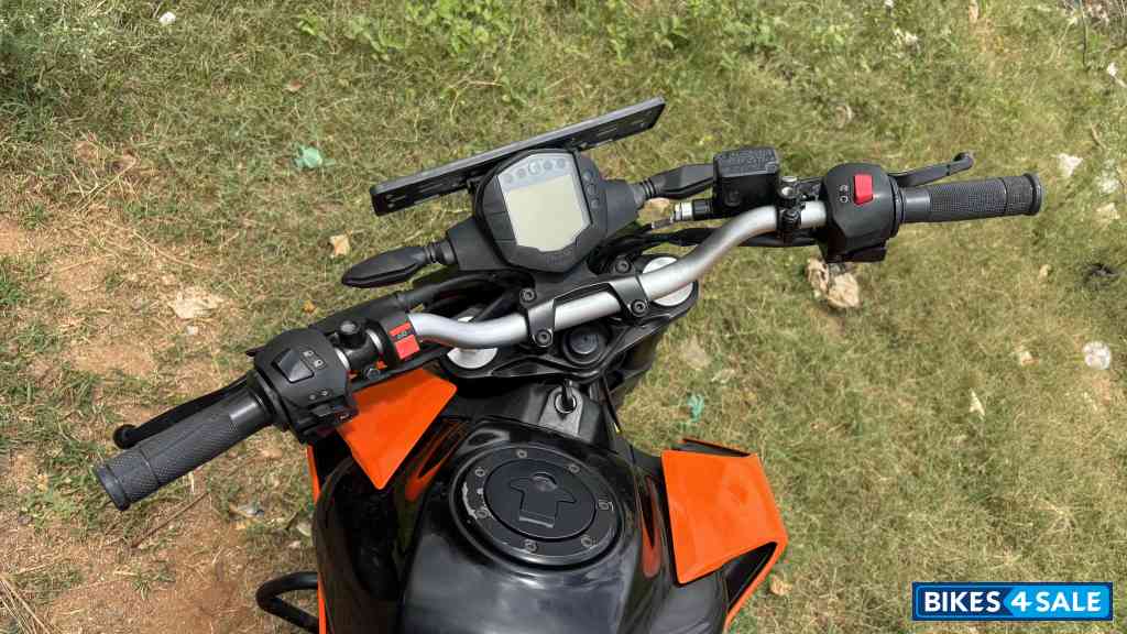 Orange KTM Duke 200 ABS Orange KTM Duke 200 ABS