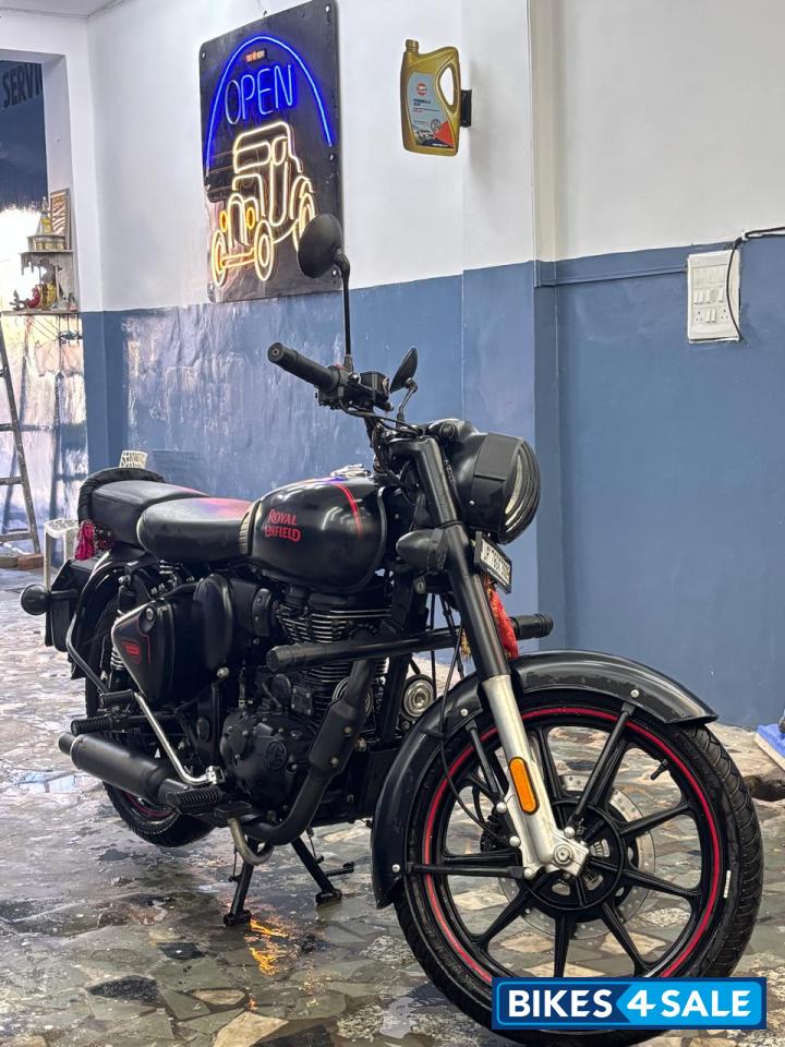 Stealth Black Royal Enfield Classic Stealth Black