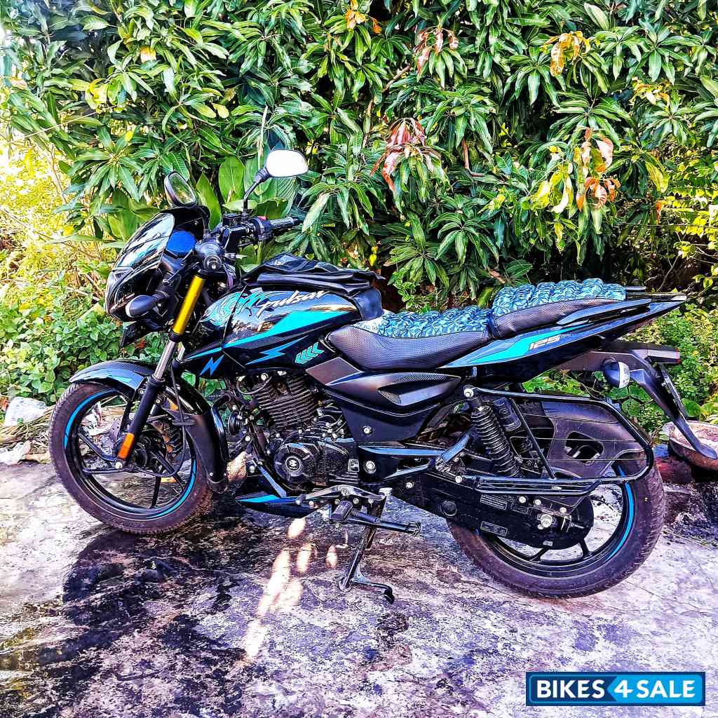 Blue - Black Bajaj Pulsar 125 Carbon Fibre Disc Split Seat Blue - Black Bajaj Pulsar 125 Carbon Fibre Disc Split Seat