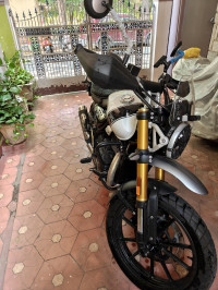 White Triumph Scrambler 400 X