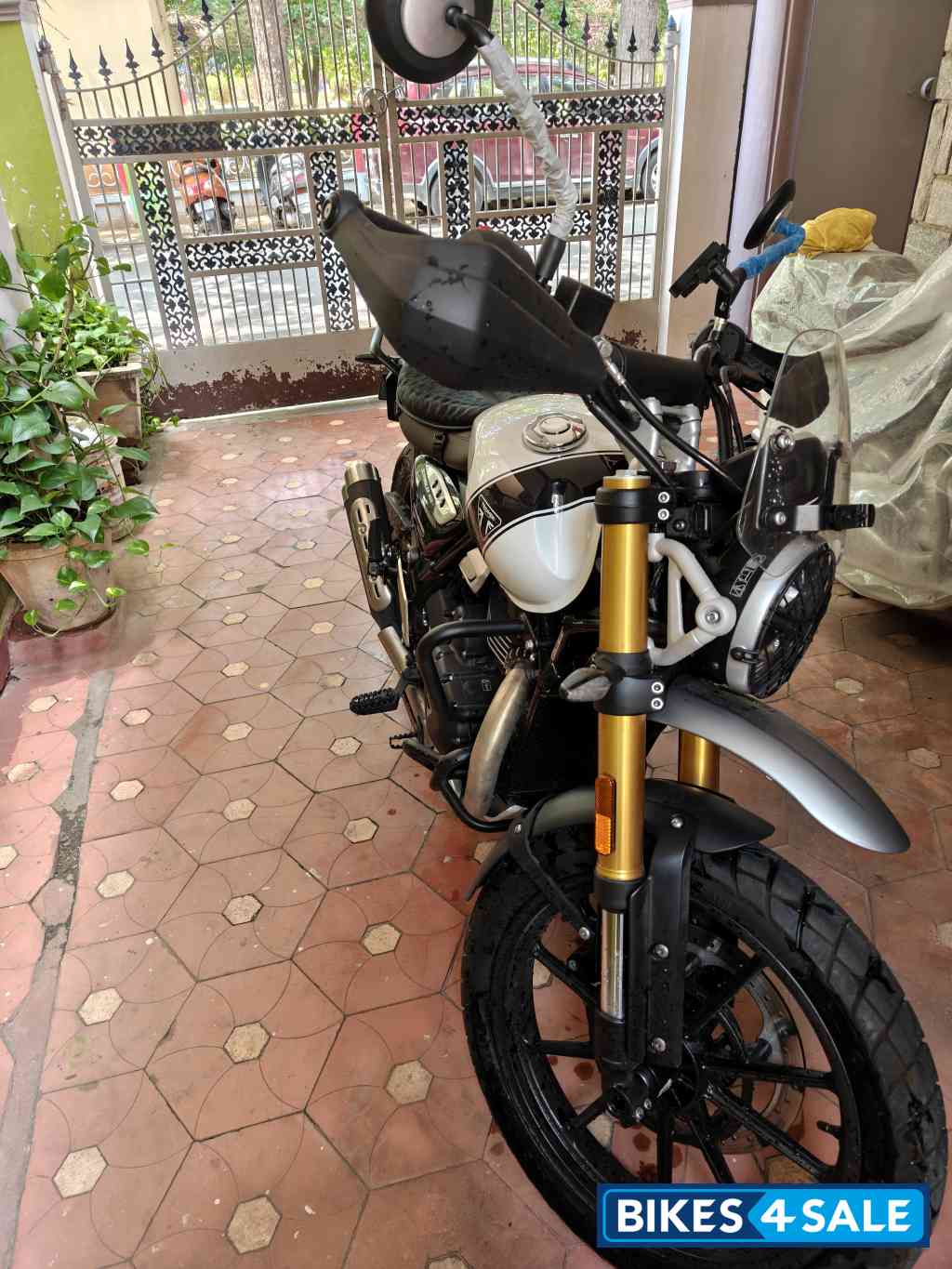 White Triumph Scrambler 400 X