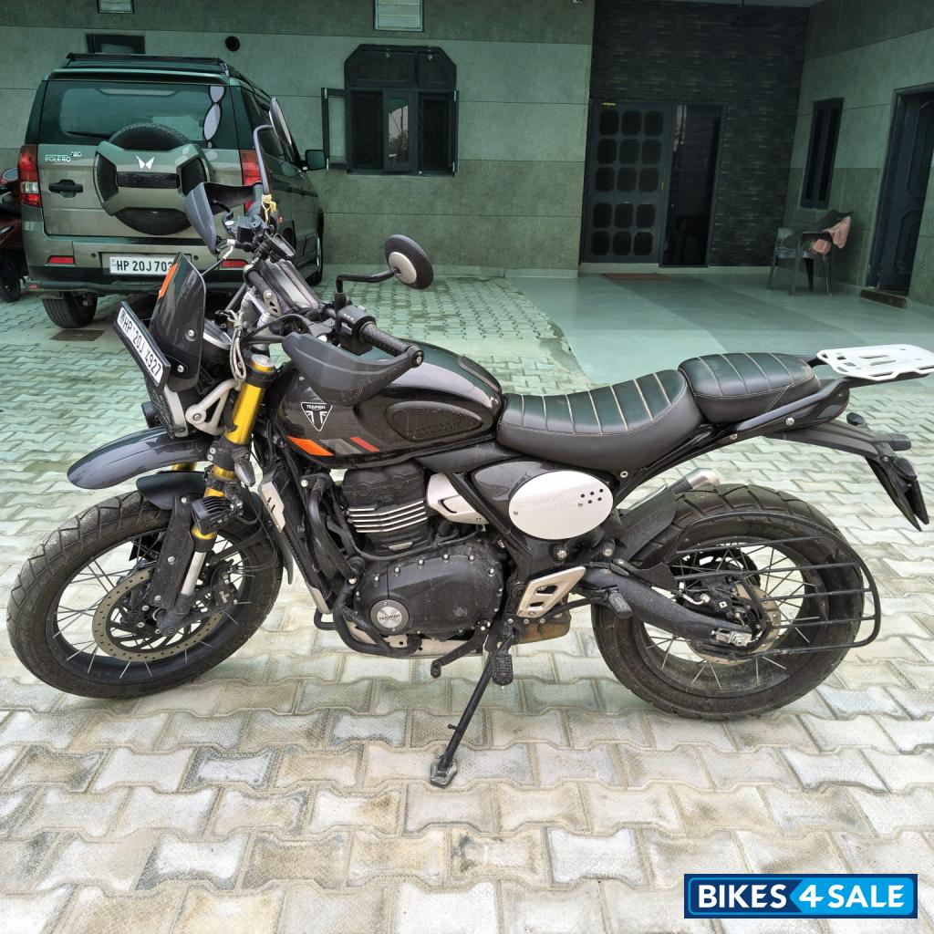 Black Triumph Scrambler 400 XC