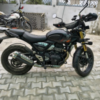Black Triumph Scrambler 400 XC