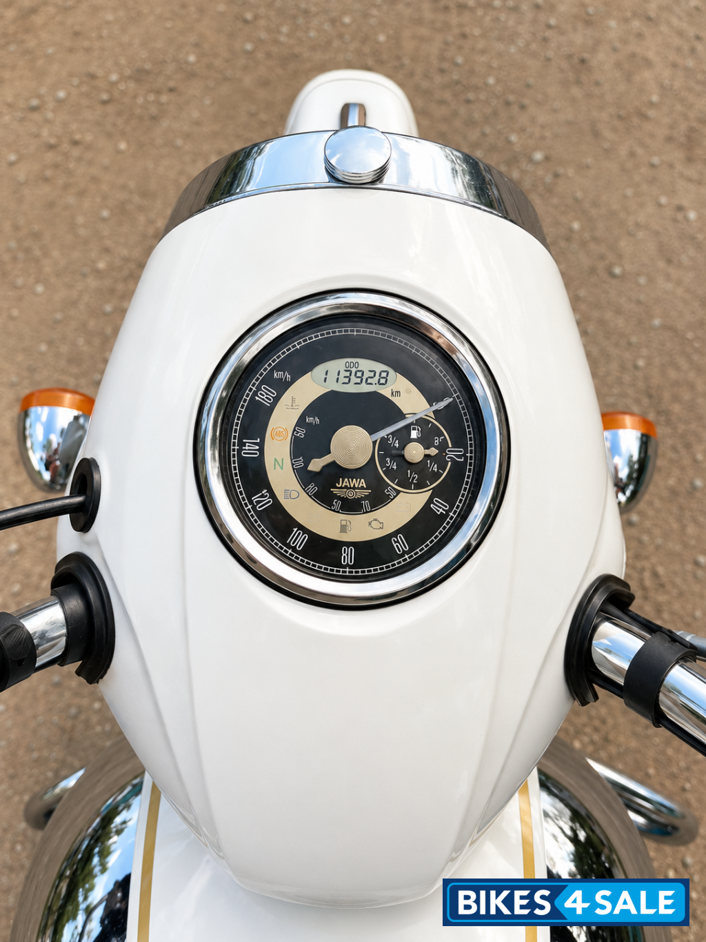 Whiite Ideal Jawa Yezdi Classic Whiite Ideal Jawa Yezdi Classic