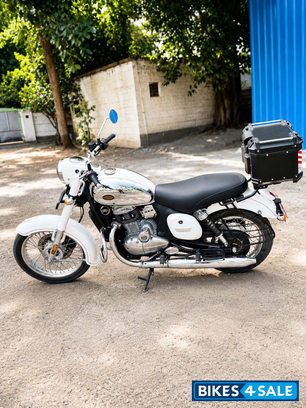 Whiite Ideal Jawa Yezdi Classic Whiite Ideal Jawa Yezdi Classic