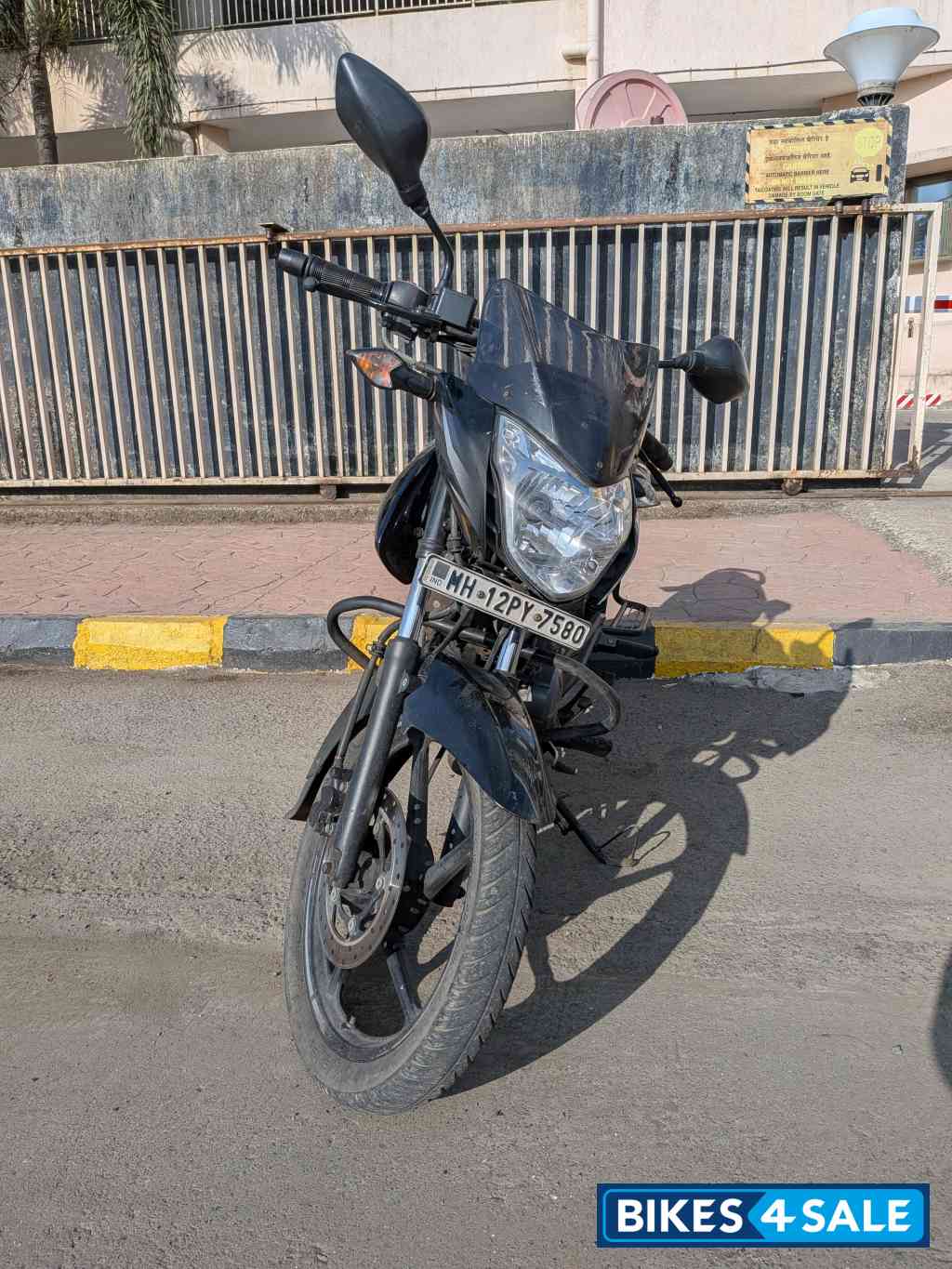 Black Bajaj Pulsar 135LS Black Bajaj Pulsar 135LS