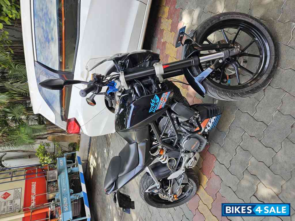 Black KTM Duke 200