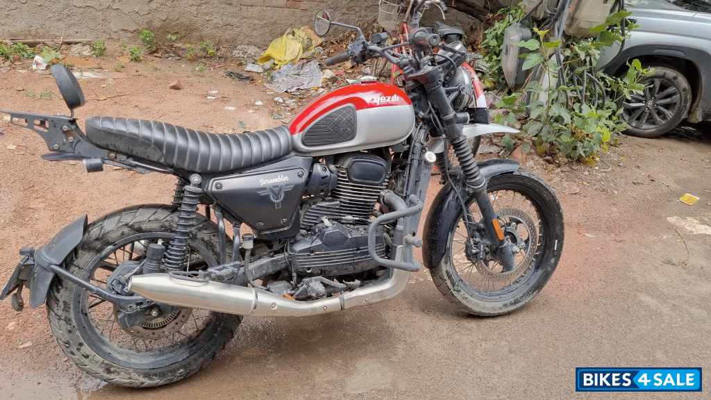 Yezdi Scrambler Dual Tone