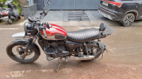 Yezdi Scrambler Dual Tone