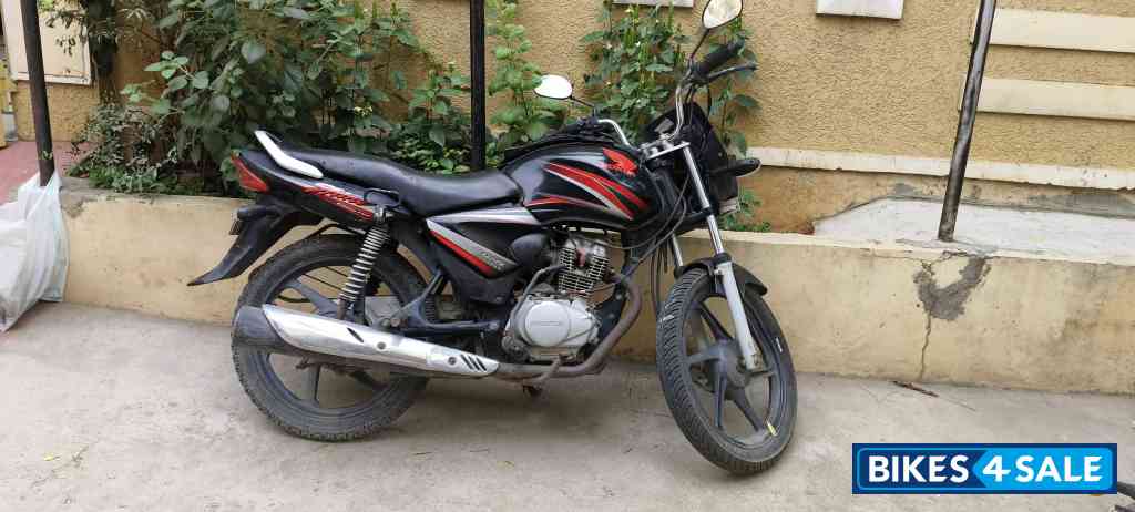 Red And Black Honda Shine 125