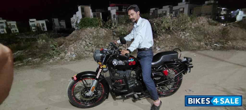 Jet Black Royal Enfield Bullet 350 ES BS6