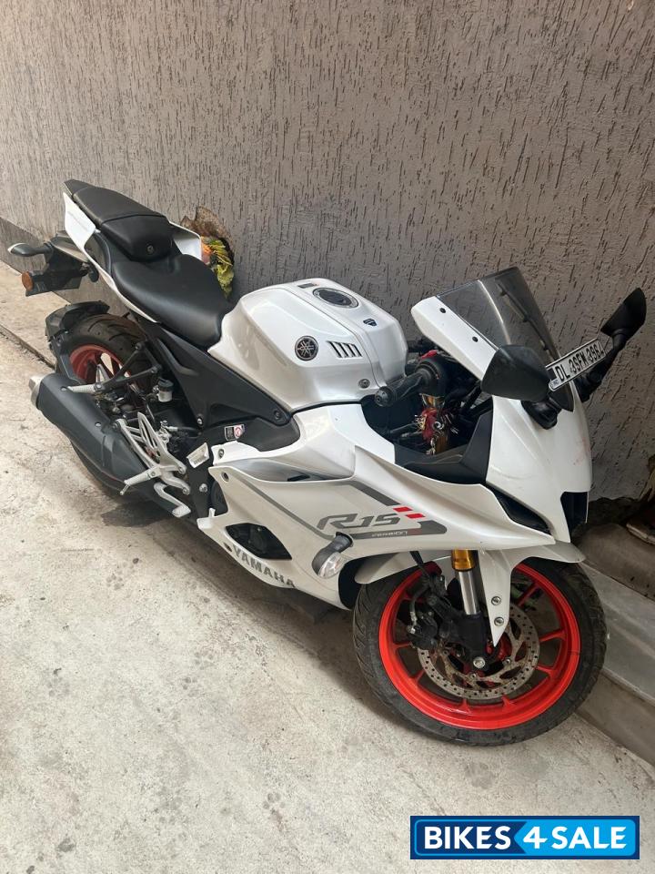 Yamaha R15 V4
