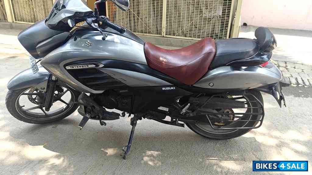 Silver Black Suzuki Intruder 150 FI
