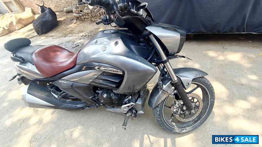 Silver Black Suzuki Intruder 150 FI Silver Black Suzuki Intruder 150 FI