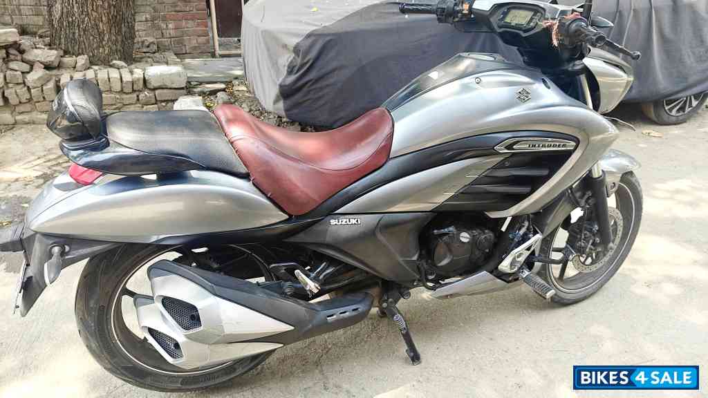 Silver Black Suzuki Intruder 150 FI Silver Black Suzuki Intruder 150 FI