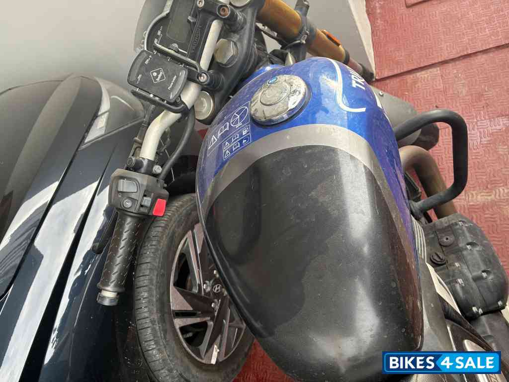 Caspian Blue Triumph Speed 400 Caspian Blue Triumph Speed 400