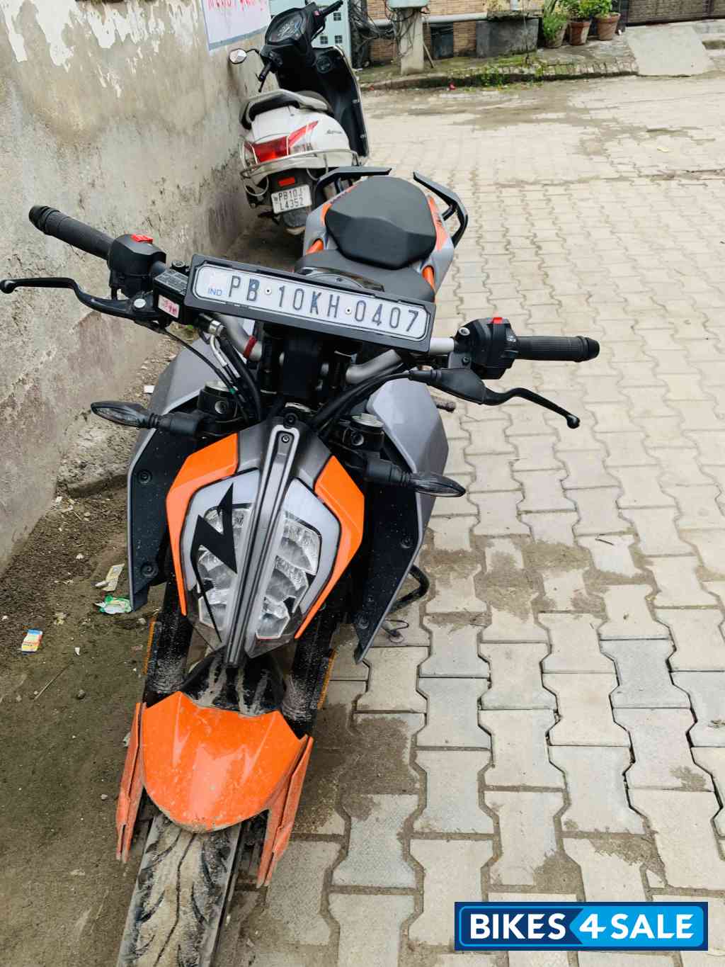 Silver KTM Duke 160