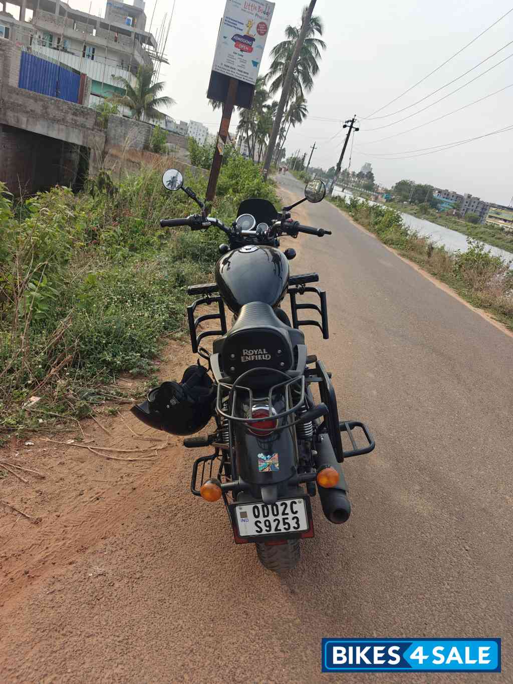 Black Royal Enfield Meteor 350 Fireball