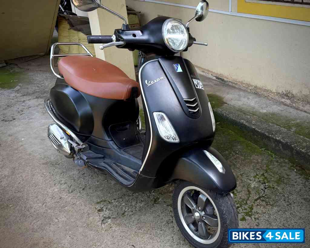 Black Vespa VXL 125 BS6