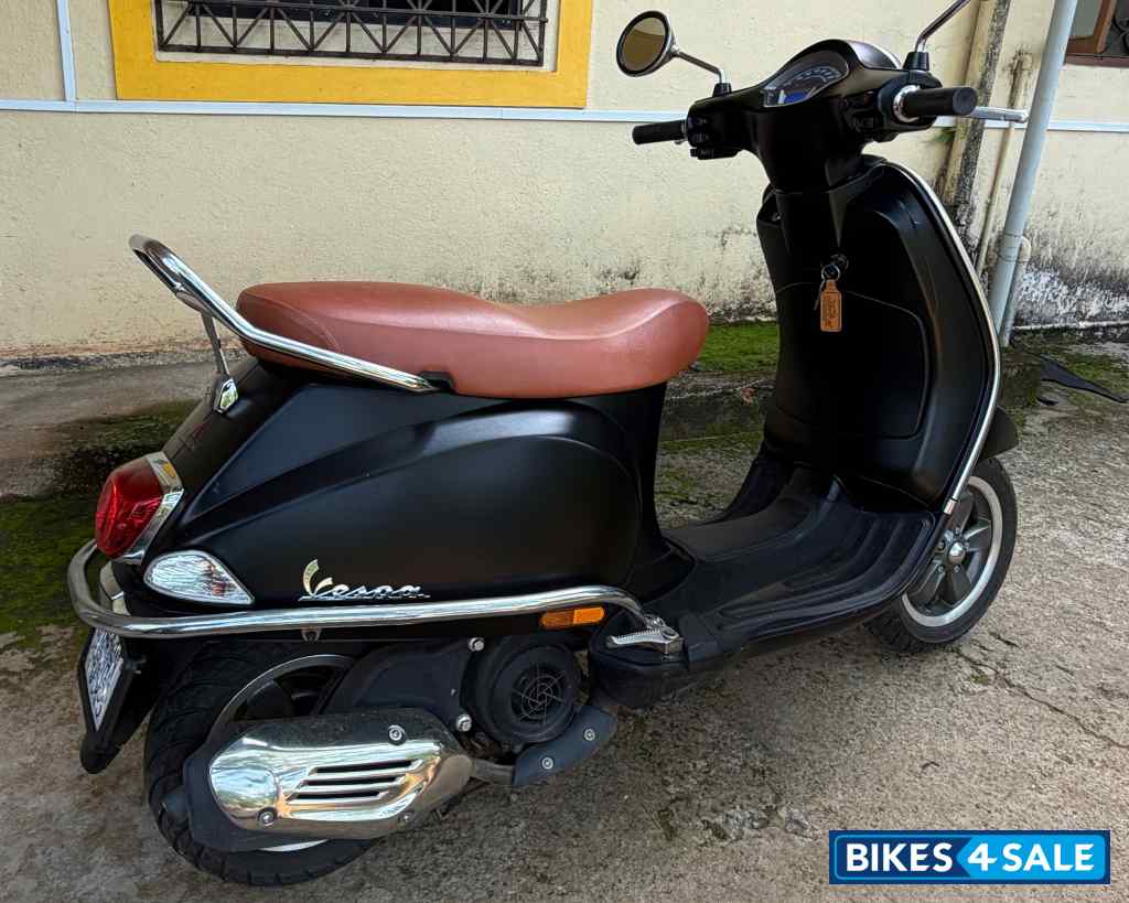 Black Vespa VXL 125 BS6 Black Vespa VXL 125 BS6