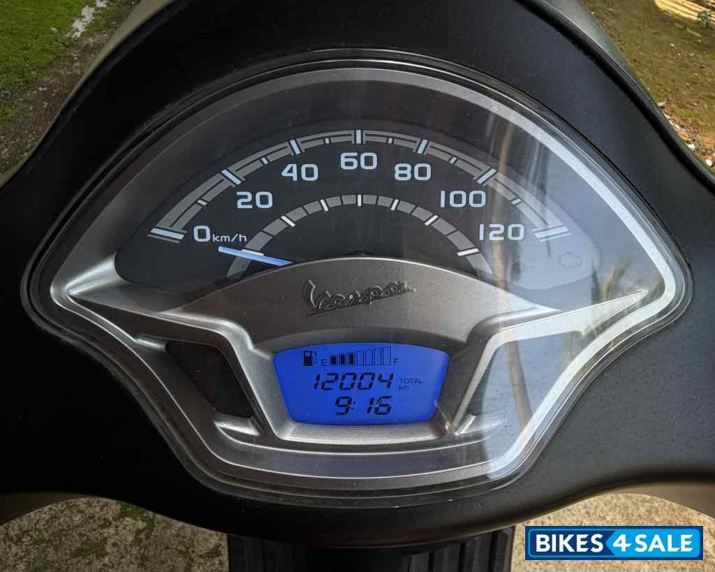 Black Vespa VXL 125 BS6 Black Vespa VXL 125 BS6