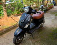 Black Vespa VXL 125 BS6