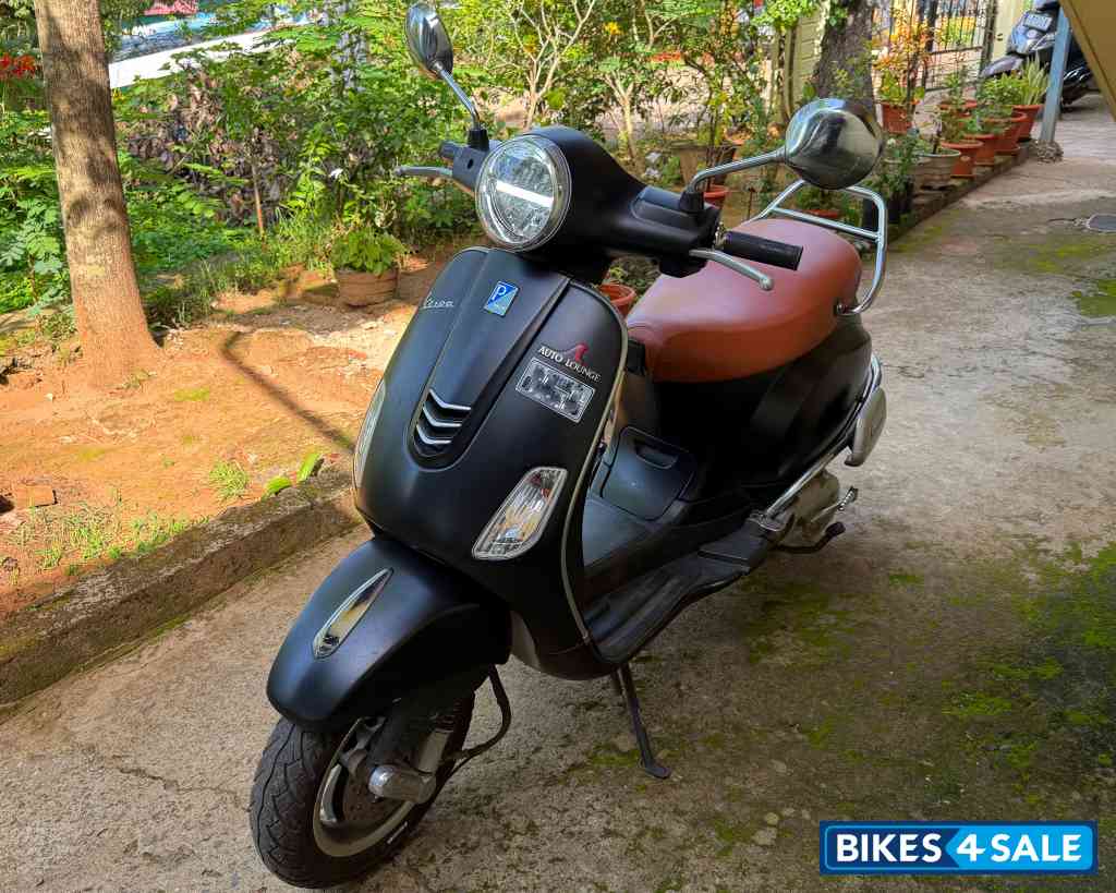 Black Vespa VXL 125 BS6 Black Vespa VXL 125 BS6