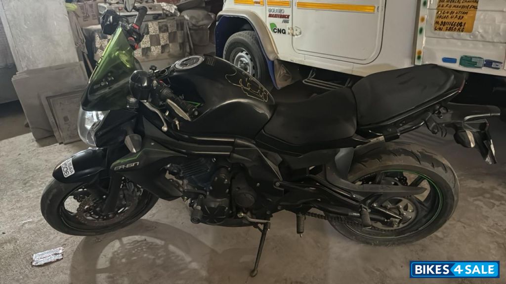 Black Kawasaki ER-6n