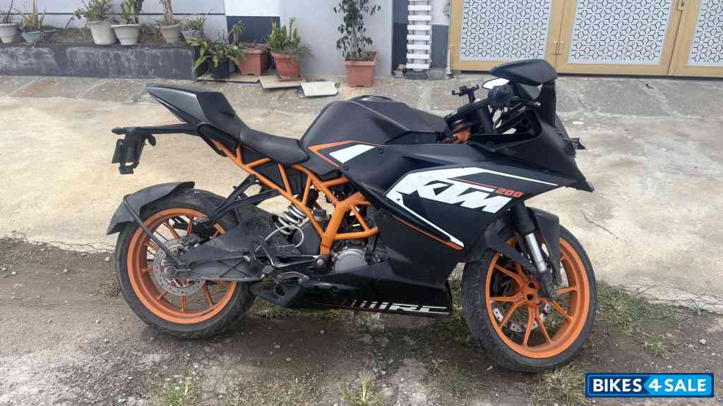 Black KTM RC 200