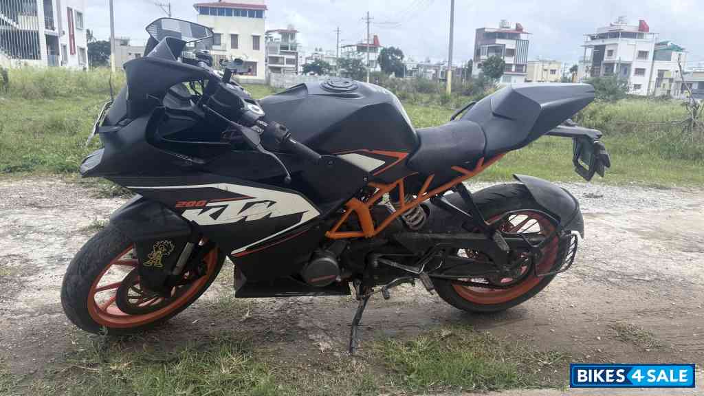 Black KTM RC 200 Black KTM RC 200