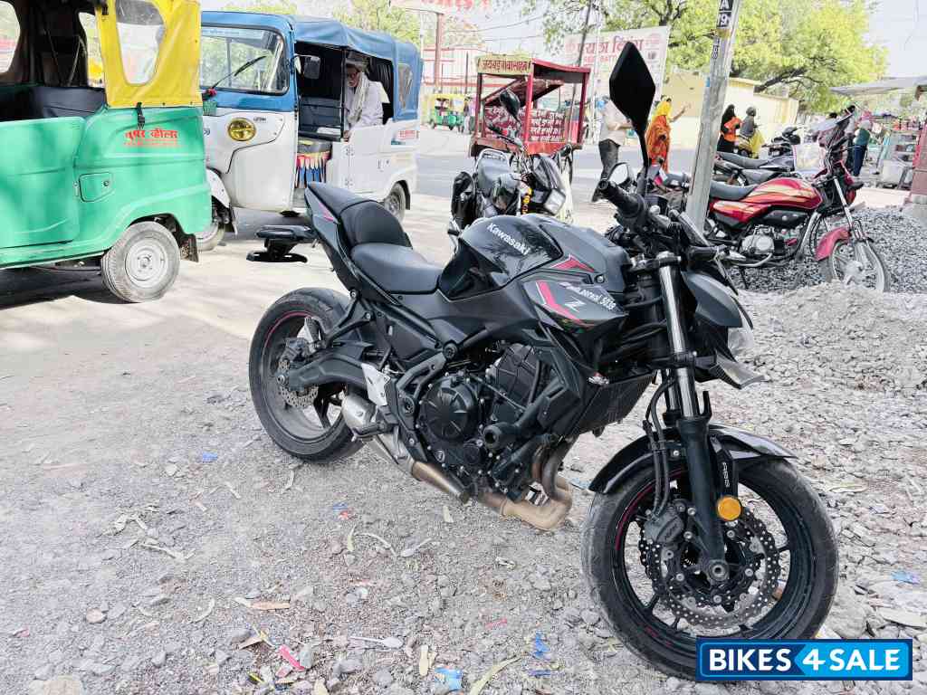 M Matte Drak Grey Kawasaki Z650RS 2025