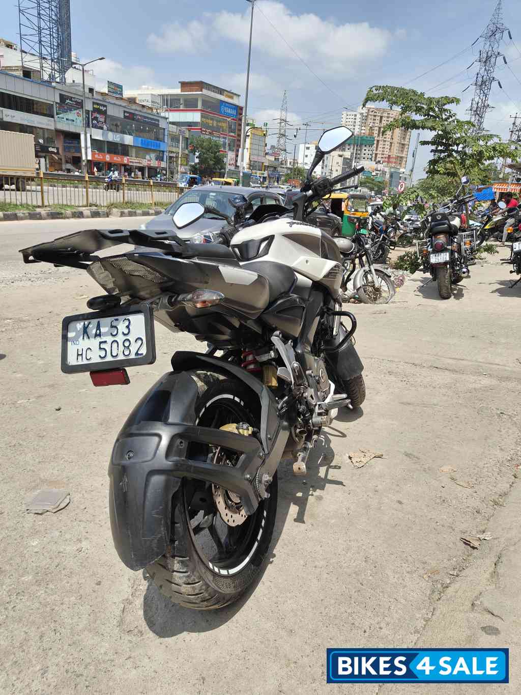 White Bajaj Pulsar NS200