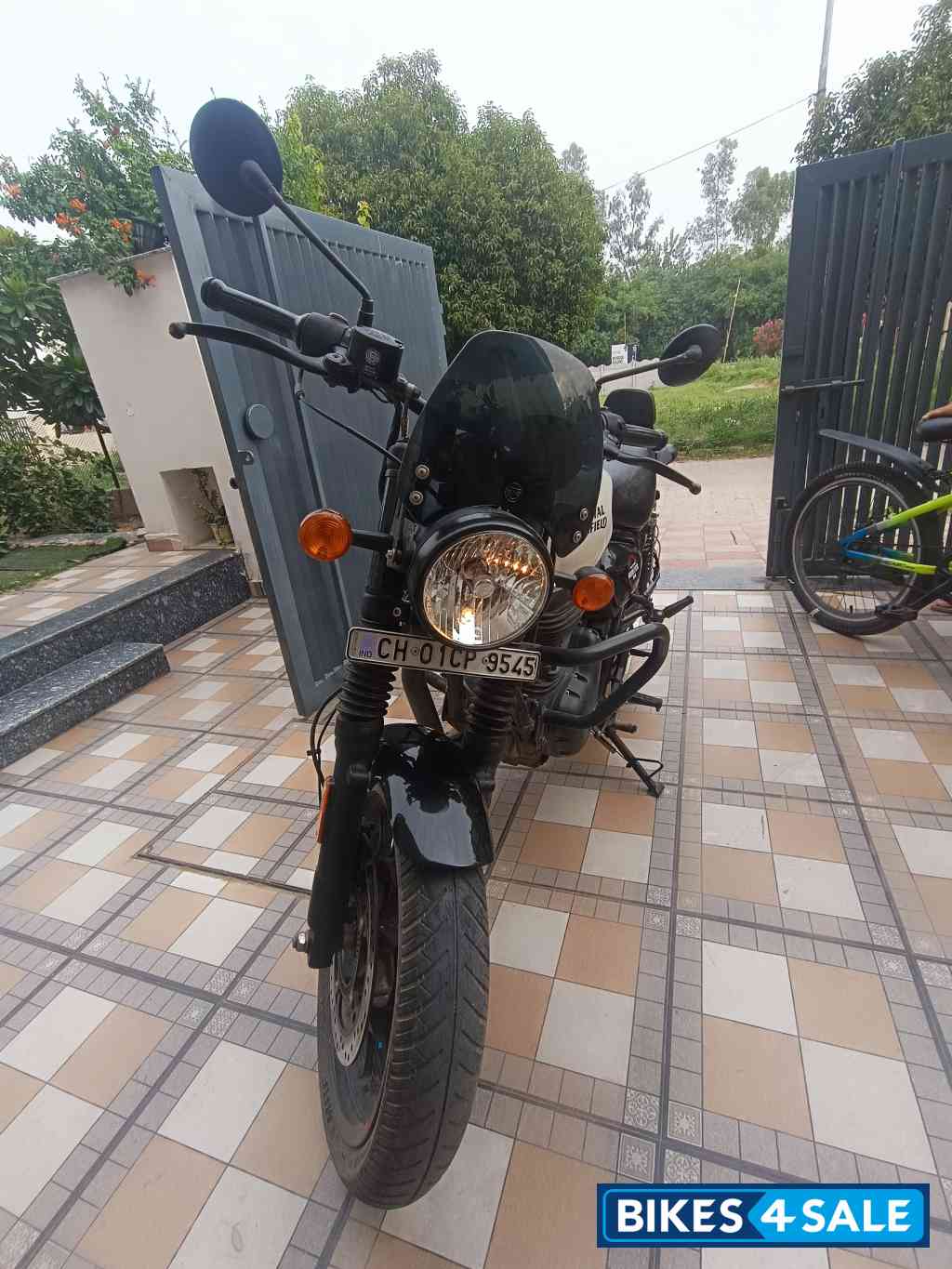 Dapper White Royal Enfield Hunter 350 Retro