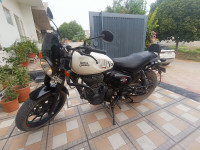 Dapper White Royal Enfield Hunter 350 Retro