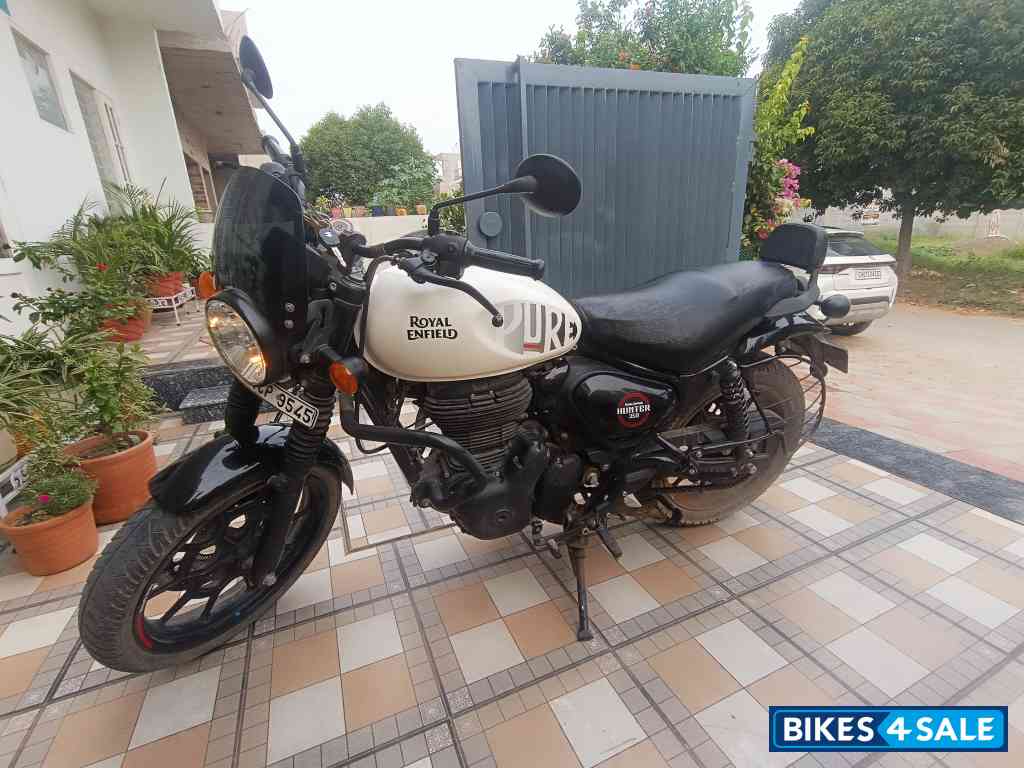 Dapper White Royal Enfield Hunter 350 Retro