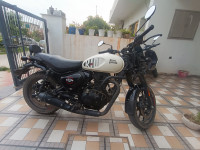 Dapper White Royal Enfield Hunter 350 Retro