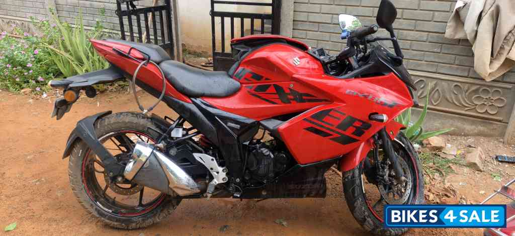 Red Suzuki Gixxer SF