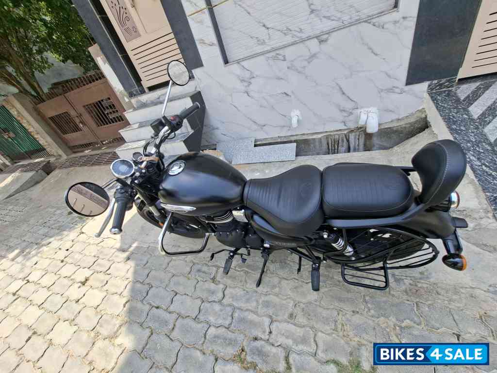 Black Royal Enfield Meteor 350 Black Royal Enfield Meteor 350